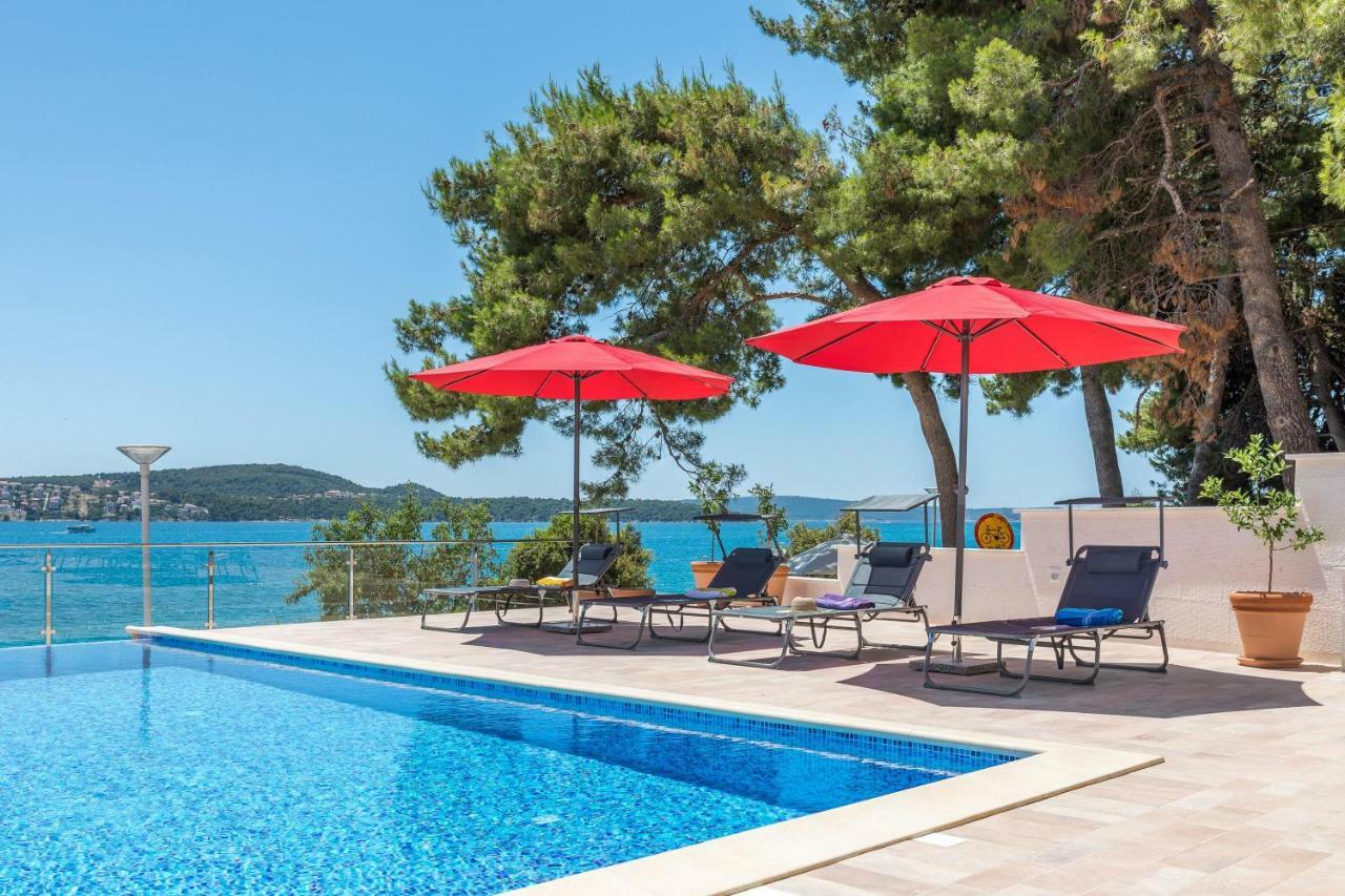 Gem Of The Sea Luxury Beach Apartment With Brand New Heating Infinity Pool Trogir Exteriör bild