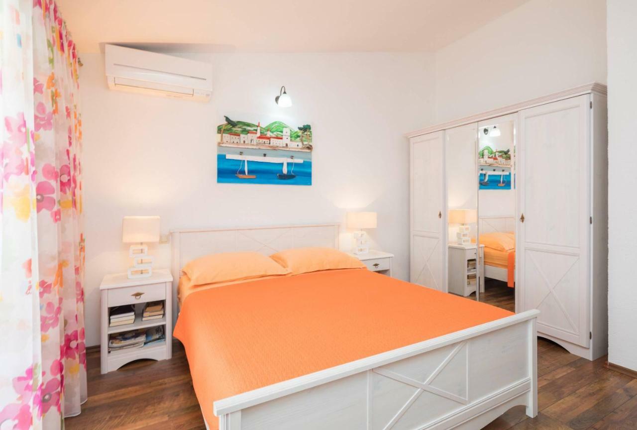 Gem Of The Sea Luxury Beach Apartment With Brand New Heating Infinity Pool Trogir Exteriör bild