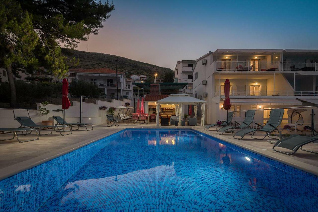Gem Of The Sea Luxury Beach Apartment With Brand New Heating Infinity Pool Trogir Exteriör bild